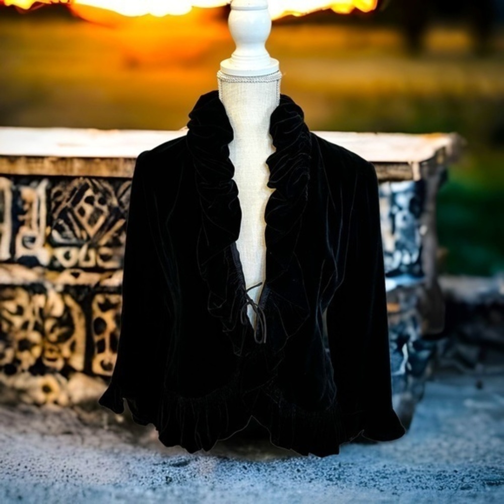 Layfatte 148 New York size 8 black‎ velvet ruffled jacket with tie closure